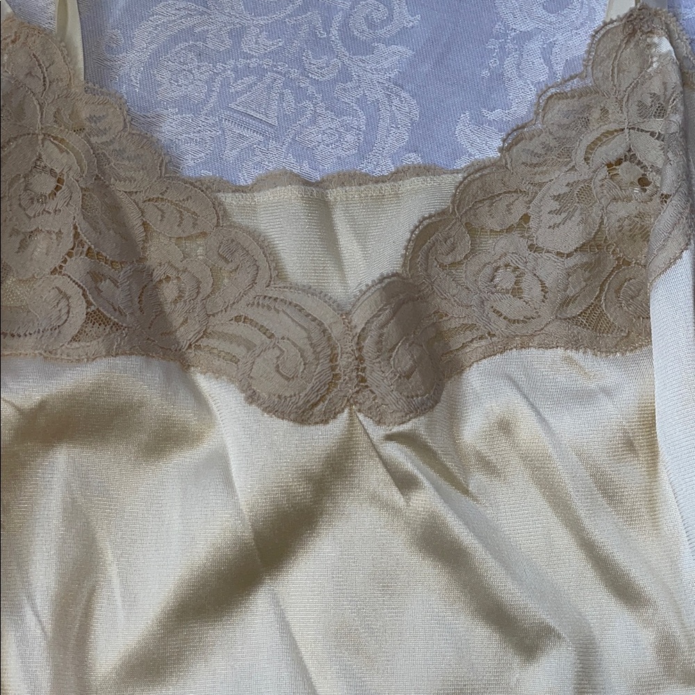 Vintage Vanity Fair Cream Nylon Camisole.  Size 32 - Picture 4 of 4